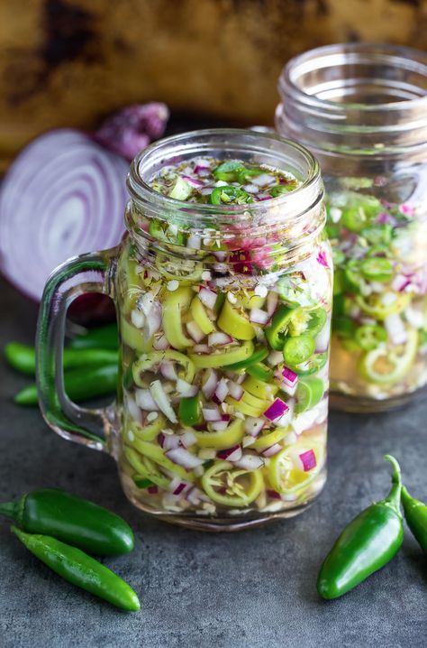 Pickled Pepper Recipe, Recipes With Banana Peppers, Pickled Banana Peppers, Pickled Peppers, Pepper Recipe, Canning Vegetables, Pepperocini Recipes, Quick Pickled, Refrigerator Pickles