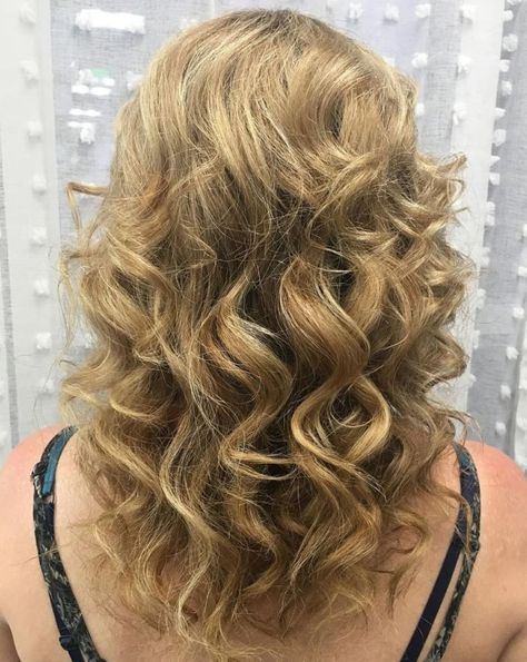 Perm With Large Bouncy Curls Large Rod Perm Medium Hair, Large Curl Perm, Big Curl Perm, Loose Curl Perm, Perm Ideas, Loose Perm, Hazel Hair, Perm Curls, Wavy Perm