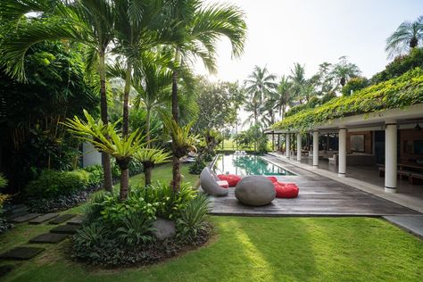 Small Lodge, Bali Landscape, Tropical Landscape Design, House Pool, Stone Wall Design, Seminyak Bali, Canggu Bali, Tropical Architecture, Garden Aesthetic