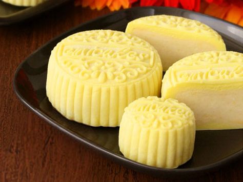 Recipe: Durian Moon Cake Durian Recipe, Durian Cake, Chinese Moon Cake, Mooncake Recipe, Cake Festival, Bean Cakes, Malaysian Food, Baking Project, Mooncake