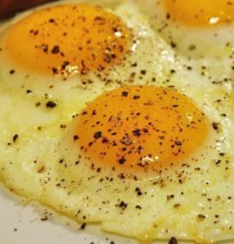 How Many Eggs a Week Can a Diabetic Eat? Glycemic Index, Egg Breakfast, People Eating, Saturated Fat, Healthy Diet, Health Food, Good News, How Many, Nutrition