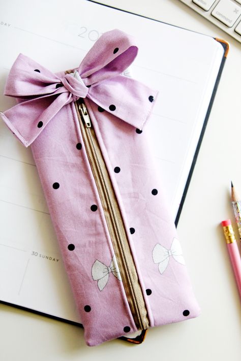 Diy Pencil Pouch, Pencil Pouch Diy, Pochette Diy, Bow Diy, Diy Back To School, Diy Pencil, Pouch Diy, Sew Ins, Beginner Sewing Projects Easy