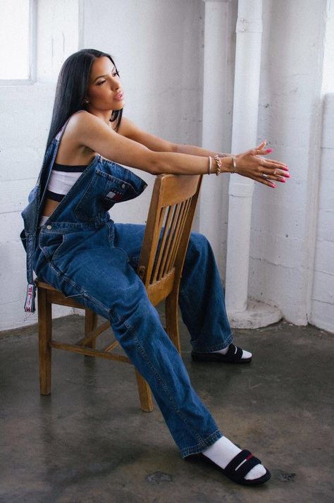 You know I got the sauce, you know I'm saucy @ⓝⓨⓐⓡⓘⓔ ⓓ🥀🌹 Aaliyah Style 90s, Hilfiger Outfits, Aaliyah Outfits, Looks Hip Hop, 90’s Outfits, Aaliyah Style, Latina Makeup, 90s Inspired Outfits, Look Jean