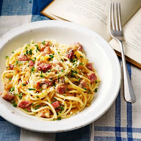 Heston adds fresh green chilli to his carbonara recipe for a kick. Carbonara Sauce Recipe, Pasta A La Carbonara, Mayo Salad, Chicken Panini, Carbonara Sauce, Panini Recipes, Heston Blumenthal, Carbonara Recipe, Tomato Cucumber