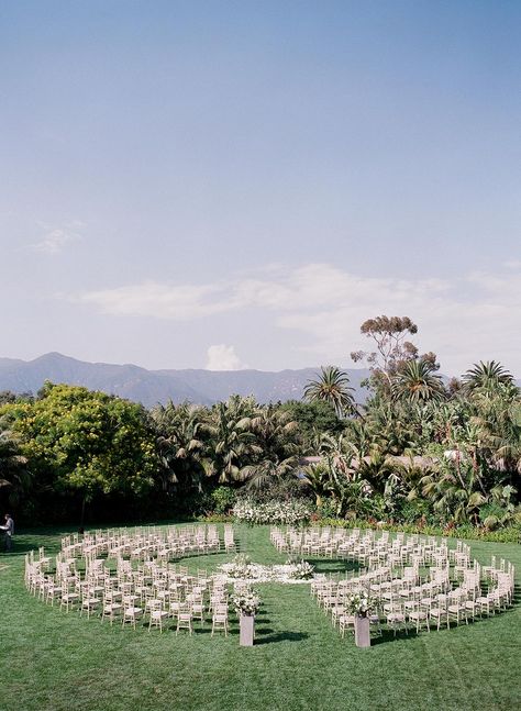 circular wedding ceremony setup Modern Wedding Favors, Wedding Ceremony Setup, Wedding Ceremony Seating, Yosemite Wedding, Areas Verdes, Ceremony Design, Tables Set, Charcoal Sketch, Rustic Fall Wedding