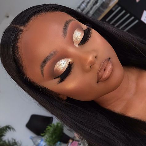 Jah Makeup Artist on Instagram: “Todays 1-1 training 🤩 @makeupbymimi___ came to see me to learn this cut crease look. She killed it so much its hard to tell who done what…” Brown And Gold Makeup Looks, Brown And Gold Makeup, Gold Makeup Looks Black Women, Black Queen Makeup, Makeup Looks Black Women, Black Bridal Makeup, Miki Mouse, Applying Eyeshadow, Maquillage Yeux Cut Crease