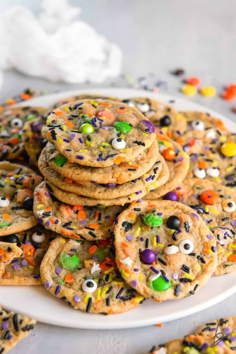 50 Spooky Fun Halloween Cookies Halloween Choc Chip Cookies, Kids Halloween Snacks Easy, Halloween Cute Snacks, Halloween Funfetti Cookies, Cute Spooky Treats, Best Halloween Cookie Recipes, Halloween Cookie Tray, Crumbl Halloween Cookies, Spooky Chocolate Chip Cookies