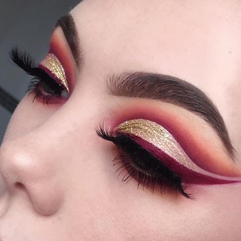 Carnaval Make-up, Semi Cut Crease, Circus Makeup, Natural Eye Cream, Wedding Eye Makeup, Performance Makeup, Toiletry Bag Women, Christmas Makeup Look, Dramatic Makeup