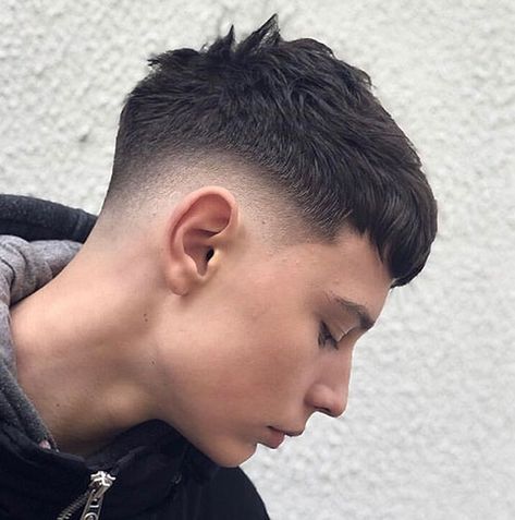 We collect the best taper fade haircuts for you. Each haircut we share has been carefully selected. we highly recommend you to take a quick look. Long Crop Haircut Men, Crop Top Fade Haircut, French Crop Taper Fade, Temper Fade, Crop Top Haircut Men, Corte French Crop, Mis Fade, Low Fade Short Hair, Crop Top Haircut