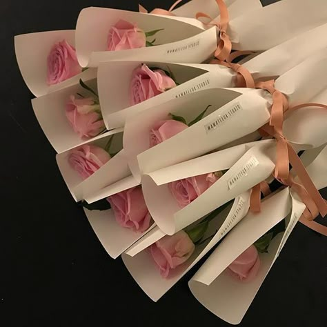 ♡ pinterest : drnlnv ♡ Wrap Flowers, Diy Bouquet Wrap, 귀여운 음식 그림, Flower Bouquet Diy, Flower Gift Ideas, Bouquet Wrap, Flowers Bouquet Gift, Bouquet Gift, How To Wrap Flowers