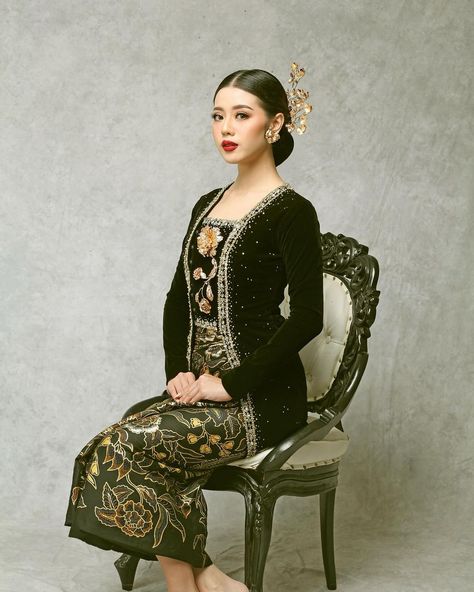 Indonesia Traditional, Javanese Wedding, Bridesmaid Poses, Kebaya Wedding, Kebaya Modern Dress, Kebaya Dress, Classy Wedding Dress, Broken White, Queen Dress