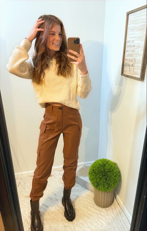 Chelsea Boots Cargo Pants, Brown Pants Fall Outfit, Business Casual Cargo Pants Outfit, Brown Cargo Pants Outfit Winter, Chunky Brown Boots Outfit, Kakis Pants Outfit Women Style, Brown Cargo Pants Outfit Women, Chunky Boots Fall, Chelsea Boots Fall