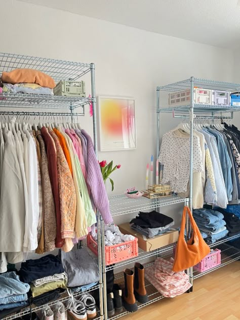 Clothes Rack Bedroom Ideas, Hanging Clothing Storage, Bedroom Shelving Unit Ideas, Omar Closet Ikea, Wire Shelf Bedroom, Aesthetic Bedroom Closet, Clothing Storage Bedroom, Room Without Closet Ideas, Small Apartment Clothes Storage