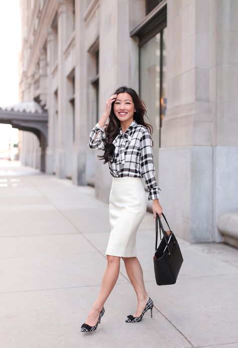 white pencil skirt petite women work wear White Pencil Skirt Outfit, Skirts For Work, Women Work Wear, Stylish Business Casual, Skirt Petite, White Pencil Skirt, Business Professional Outfits, Look Office, Extra Petite