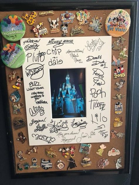 Disney Playroom Themed Rooms, Dcp Room Ideas, Disney Autograph Ideas, Disney Shadow Box, Disney Pin Display, Pin Board Ideas, Casa Disney, Disney Play, Souvenir Display