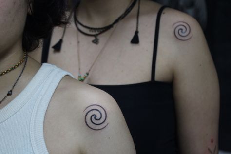 “ The Lagoritmik Spiral“ • #sisterhoodtattoo ——————————————————————————— #spiraltattoo #friendtattoo #sisterhood #sistertattoo #helicaltattoo #linetattoo #minimaltattoo #cutetattoo #adanatattoo #thevaletattoo Swirl Tattoo Designs Spirals, Swirl Knee Tattoo, Spiral Tattoo On Shoulder, Spiral Tattoo Placement, Spiral Symbol Tattoo, Spiral Tattoo Shoulder, Double Spiral Tattoo, Swirl Tattoo Spirals, Spiral Shell Tattoo