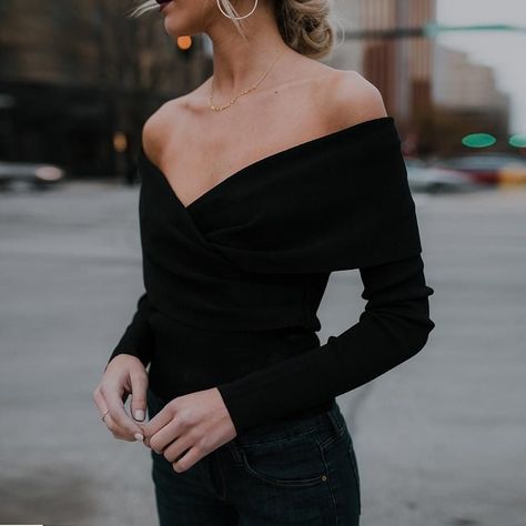 Off Shoulder Top Outfit Classy, Off Shoulder Top Outfit, Off Shoulder V Neck, Shoulder Tops Outfit, Flamboyant Natural, Outfit Classy, Mother Bride, Pullover Mode, Top Outfit