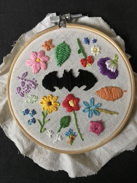 Batman Embroidery, Embroidery Jeans Diy, Yarn Ideas, Visible Mending, Embroidery Flowers Pattern, Sewing Embroidery, Sewing Embroidery Designs, Jeans Diy, Embroidery Ideas