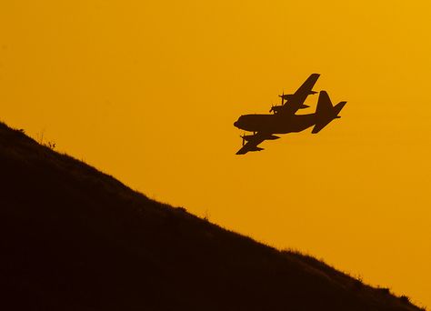 Good timing and a little bit of luck resulted in a fantastic shot of this C-130 Hercules cruising through the California hills. C 130 Hercules, Plane Tattoos, Hercules Tattoo, C130 Hercules, California Hills, Plane Tattoo, Airplane Photography, C 130, Knots Diy