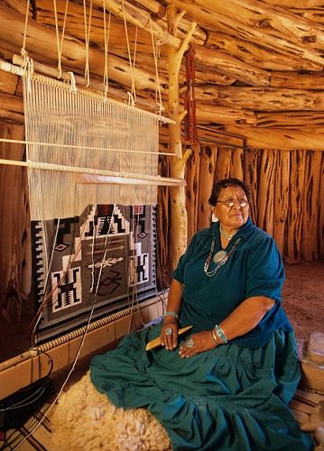 weaving in a hogan ... notice how the loom fits with the overhead beams Native American Weaving, Navajo Weaving Patterns, Navajo Weaving Loom, Navajo Hogan, Navajo Weaver, Native American Rug, Navajo Women, Native American Rugs, Navajo Weaving