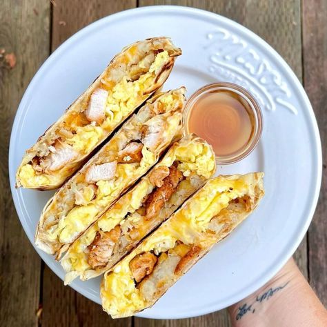 Spicy Chicken & Egg Breakfast Crunchwrap - Diana's Delish Dishes Chicken Egg Breakfast, Egg Burrito, Breakfast Crunchwrap, Chicken Breakfast, Blackened Chicken, Sugar Free Maple Syrup, Egg Sandwiches, Breakfast Sandwiches, Biscuits And Gravy