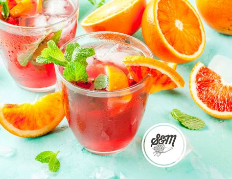 Fare un #cocktail con #SucchidiFrutta che sia piacevole, fresco e creativo non è facile ma nemmeno impossibile. Noi se vuoi ci mettiamo i #succhi di #frutta buonissimi e biologici... e anche qualche idea a ritmo #lounge con e senza #alcol 🍹  Scopri subito 👉 https://www.spaghettiemandolino.it/blog/409-cocktail-succhi-frutta-alcol-analcolici.html   #telodoioiltipico #spaghettiemandolino #prodottitipiciitaliani #tipicoitaliano #cucinaitaliana #italianfood #foodblog #foodporn #fashionfood #Ilovefo Healthy Fruits, Fruit Juice, Mojito, Liqueur, Grapefruit, Juice, Food And Drink, Lounge, Snacks