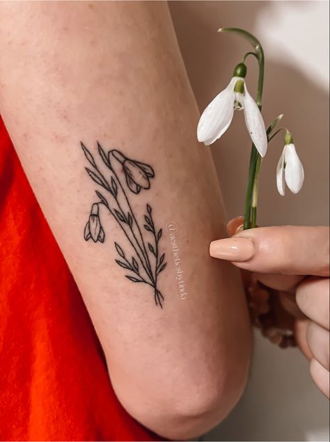 a cute snowdrop tattoo with real snowdrop flowers ♡ Snowdrops Tattoo, Feminine Shoulder Tattoos, Flor Tattoo, Tiny Flower Tattoos, Be Brave Tattoo, Cute Simple Tattoos, Floral Tattoo Shoulder, Funky Tattoos, Flower Tattoo Arm