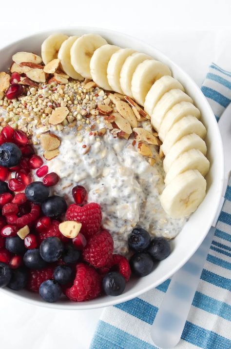 Easy Vanilla Overnight Oat Breakfast Bowl with Mixed Fruit #overnightoats #glutenfree #breakfastrecipe #mealprep #easyrecipe #vanillaovernightoats #rolledoats Vanilla Overnight Oats, Oat Bowls, Breakfast Oats Overnight, Easy Overnight Oats, Breakfast Low Carb, Overnight Oat, Oatmeal Recipe, Oats Breakfast, Desserts Vegan