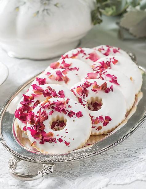 Rose Sugar Cookies, Afternoon Tea Ideas, Chocolate Spice Cake, Creamy Chocolate Cheesecake, Edible Rose Petals, Almond Tea, Edible Roses, Rose Recipes, Cups Of Tea