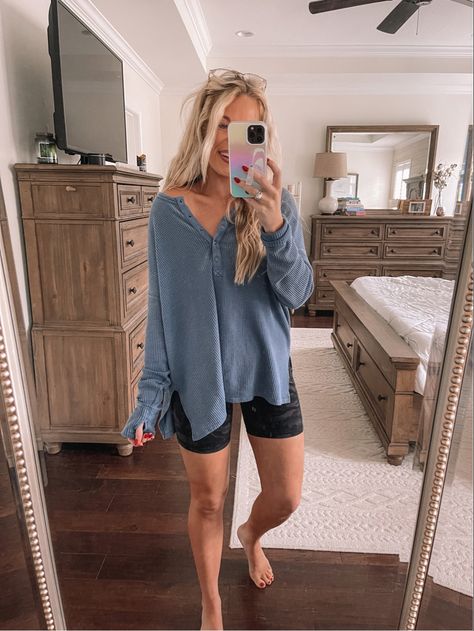 Waffle Knit Top Outfit, Sporty Mom Outfits Summer, Cosmetology Outfits, Henley Outfit, Henley Top Outfit, Aerie Outfit, Wfh Wardrobe, Postpartum Style, Postpartum Outfits