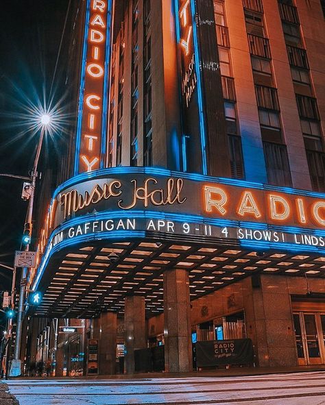 New York Radio City Music Hall, Radio City Rockettes Aesthetic, Radio City Music Hall Christmas, Radio City Music Hall Aesthetic, Nyc Billboard, Radio City Rockettes, New York Broadway, Nyc Christmas, New York Pictures