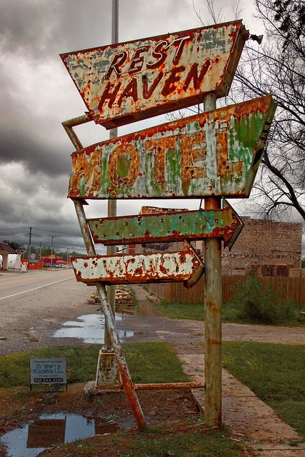 Rust Haven | Flickr - Photo Sharing! Vintage Motel, Rust Never Sleeps, Ghost Signs, Vintage Neon Signs, Parc D'attraction, Retro Sign, Rusty Metal, Old Signs, Abandoned Buildings