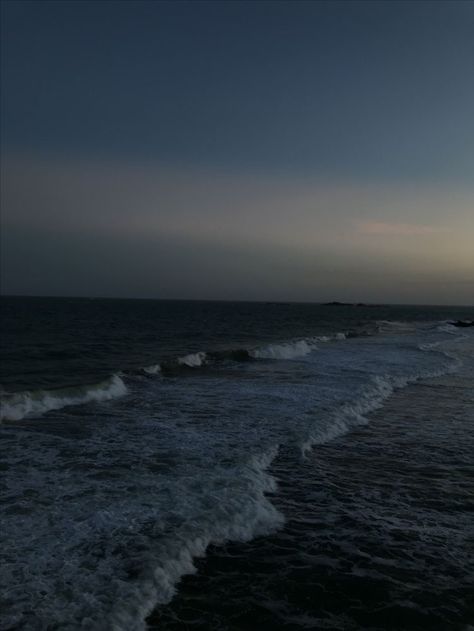 Dark Beach, Dark Summer, Ocean At Night, Beach At Night, Sky Sea, Night Scenery, Trik Fotografi, Dark Photography, Night Aesthetic