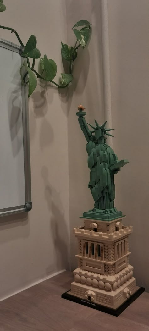 Lego Statue Of Liberty, Lego Statue, Aesthetic Lego, Lego Room Decor, Lego Decorations, Lego Sculptures, Lego Display, Lego Craft, Lego Construction