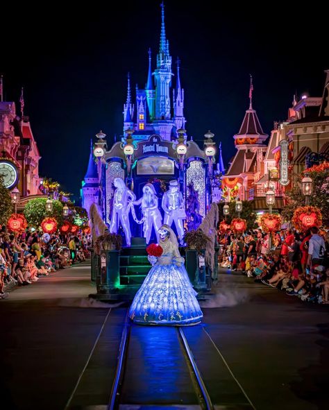 Disney World Aesthetic, Disney World Princess, Halloween Usa, Disney World Halloween, Disney Parade, Not So Scary Halloween Party, Not So Scary Halloween, Disneyland Halloween, Scary Halloween Party