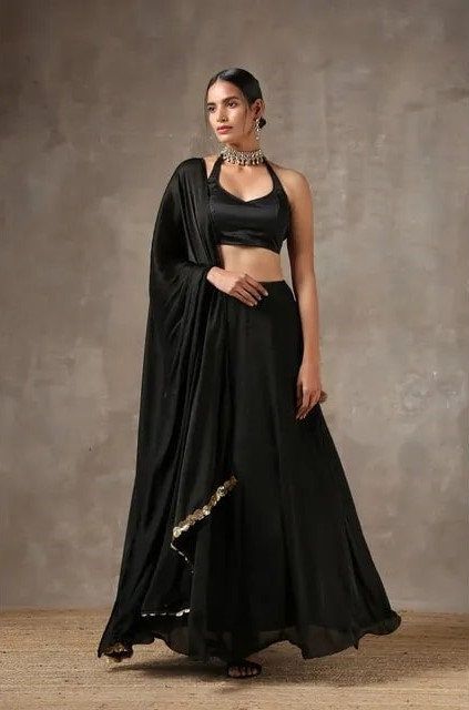 Blouse Saree Design, Satin Silk Lehenga, Plain Lehenga, Wedding Lehengas Bridal, Lehenga South Indian, Sabyasachi Lehengas, Partywear Lehenga, Halter Neck Blouse, Bridesmaid Lehengas