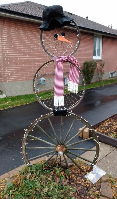 Bicycle Wheel Decor, Garden Design Ideas Uk, Thrifty Christmas, Wheel Crafts, Recycled Decor, Budget Friendly Diy, Bicycle Decor, Bicycle Wheels, Snowman Christmas Decorations