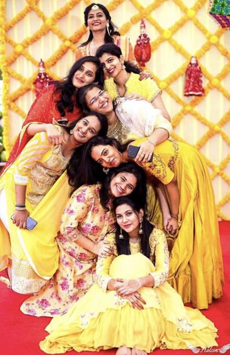 Dulhan Friends Pose, Haldi Friends Photos, Haldi Poses With Friends, Haldi Bride Friends Poses, Haldi Shots Bride, Haldi Ceremony Group Photos, Haldi Ceremony Stills, हल्दी Wedding, Pose For Haldi