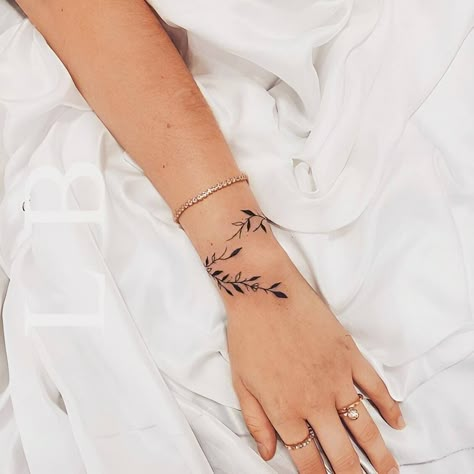 30 Stunning And Meaningful Wrist Tattoos For Girls - 198 Tattos For Girl Wrist, Arm And Wrist Tattoos For Women, Freehand Tattoo Ideas, Vine Bracelet Tattoo, Wrap Around Wrist Tattoos For Women, Inner Wrist Tattoos, Wrap Around Wrist Tattoos, Font Tato, Wrist Tattoos Girls