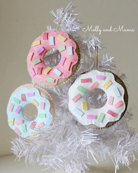 Make Felt Donuts for fun food play or simple hanging Christmas ornaments Donut Ornament, Christmas Donuts, Felt Ornaments Patterns, Food Play, Holiday Sewing, Food Ornaments, Memory Crafts, Felt Bunny, Holiday Quilts