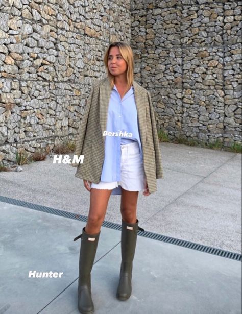 Hunter Boots Outfit 2023, Rain Boots And Shorts, Hunter Rainboots Outfit Fall, Rainboot Outfits Spring, Hunter Boots Outfit Summer, Rainboots Outfit Summer, Green Rain Boots Outfit, Rain Boots Outfit Summer, Tall Rain Boots Outfit