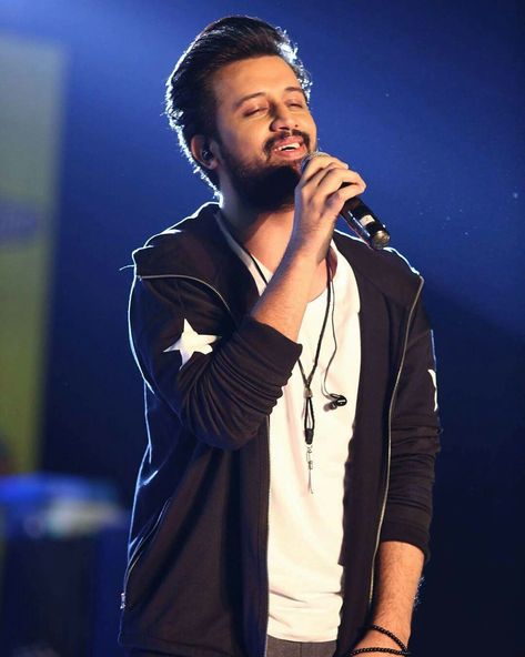 “#Exclusive [HD] @atifaslam on stage live at Karachi Eat Festival 2018. Atif Aslam Hairstyle, Atif Aslam Wife, Good Rock Songs, Pakistani Movies, Nusrat Fateh Ali Khan, Best Music Artists, Atif Aslam, Famous Singers, Bollywood Songs