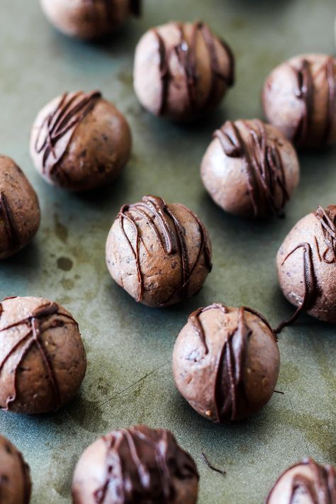 Chocolate Protein Balls, Protein Ideas, Coconut Protein, Black Chocolate, Protein Balls, Energy Snacks, Chocolate Protein Powder, Protein Ball, Energy Bites