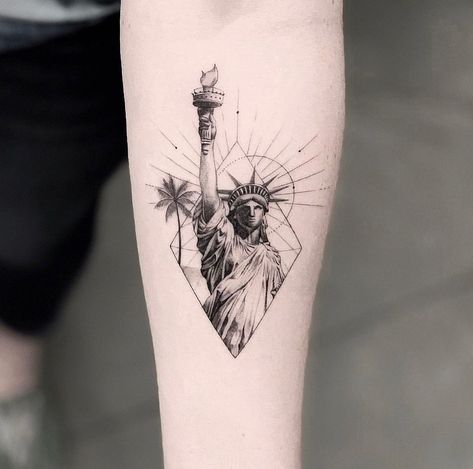 Geometric Tattoos: New York/LA. A Statue of Liberty illustration overlayed on an LA-inspired background contained in a diamond shape. Click through for 25 geometric tattoo ideas. #geometrictattoos #tattooideas #tattoo IG: @bangbangnyc Tattoos New York, Statue Of Liberty Tattoo, Liberty Tattoo, Wörter Tattoos, Wizard Tattoo, Tattoo Store, New York Tattoo, Nyc Tattoo, Tattoo Time