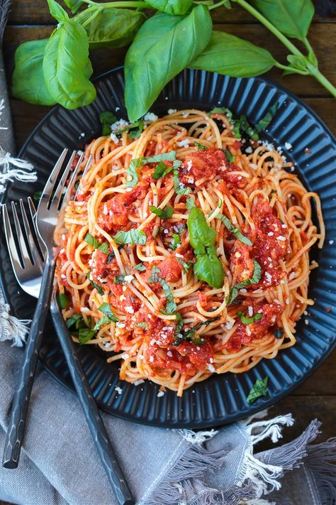 Tomato Capers Pasta, Al Pomodoro Pasta, Pasta Pomadora, Vegan Pasta Recipes Tomato, Pomadora Sauce, Capellini Pomodoro Recipe, Spaghetti Pomodoro Recipe, Capellini Pomodoro, Easy To Make Pasta