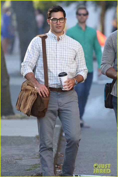 Clark Kent Outfit, Taylor Hoechlin, Klark Kent, Mens Office Wear, Nerd Outfits, Mens Office, Christopher Reeve, Set Photo, Man Crush Monday