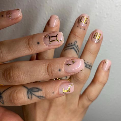 Gemini Inspired Nails, Nails Chrome Tips, Libra Inspired Nails, Gemini Nail Art, Scorpio Zodiac Nails, Gemini Nails Designs, Gemini Nail Ideas, Taurus Nails, Gemini Nails