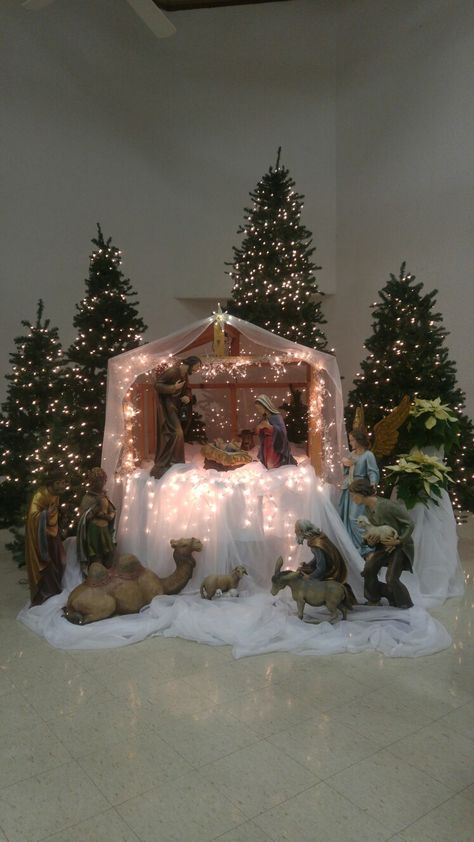 Christmas Crib Ideas, Christmas Tree Decoration Ideas, Tree Decoration Ideas, Church Christmas Decorations, Christmas Stage, Catholic Christmas, Houses Christmas, Christmas Church, Christmas Village Display