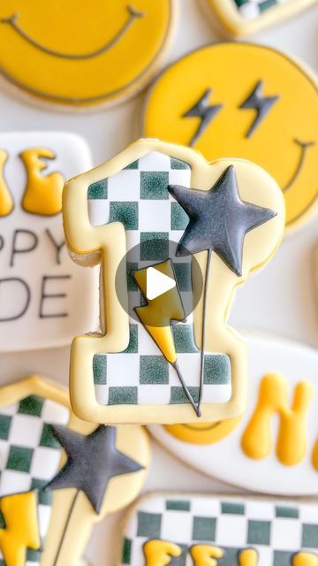 Katie | Los Angeles Custom Cookies on Instagram: "I’ll never get tired of checkerboard pattern😍⁠ .⁠ .⁠ .⁠ #firstbirthdaycookies #onehappydudecookies #onehappydude #smileyfacecookies #birthdaycookies #birthdaycookieset #losangelescookies #losangelescustomcookies #sugarcookie #sugarcookiedecorating #sugarcookiesofinstagram #customsugarcookies #thesweetpeacookieco #satisfyingvideos #cookievideo #glendalecookies #glendaleca" Checkered Flag Cookies Decorated, Kids Cookies, First Birthday Cookies, Hat Cookies, Iced Biscuits, Cookie Videos, Cookie Tutorials, Decorating Videos, Star Cookies