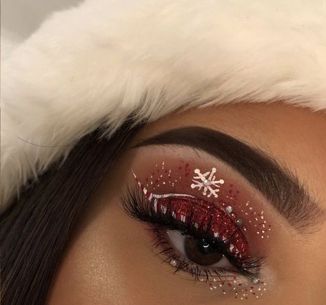 Christmas❄️ Red Makeup Looks Christmas, Christmas Makeup Looks Hooded Eyes, Holiday Glam Makeup Christmas, Christmas Make Up Looks Simple, Simple Christmas Eye Makeup, Christmas Inspired Makeup Looks, Christmas Elf Makeup Looks Easy, Mrs Clause Makeup, Makeup Ideas Christmas